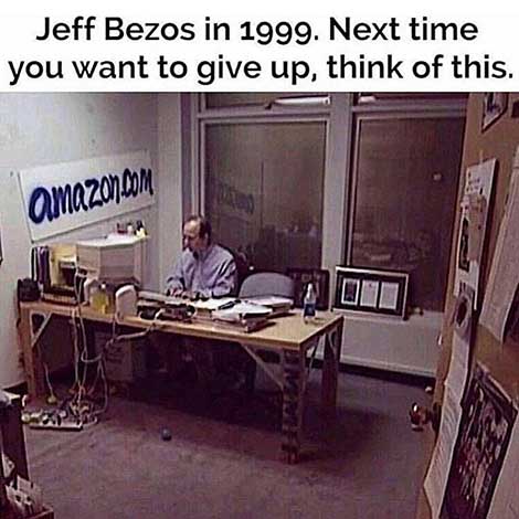 Jeff Bezos di kantor Amazon tahun 1999